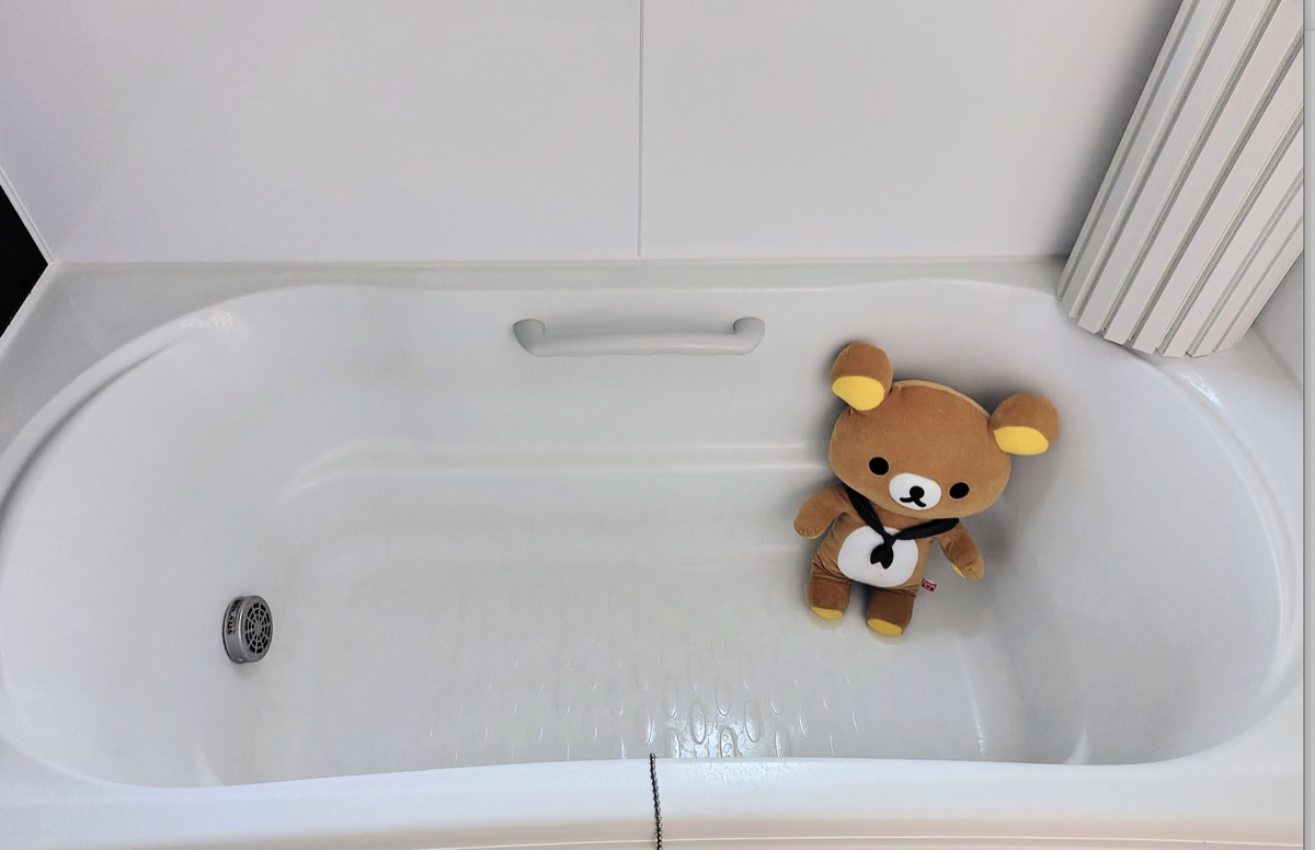 家族用の大きな浴槽に座る50センチのクマのぬいぐるみ。浴槽の大きさがよく分かる