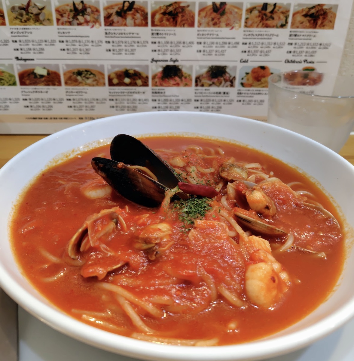 魚介たっぷりの辛いトマトソースのスパゲティー