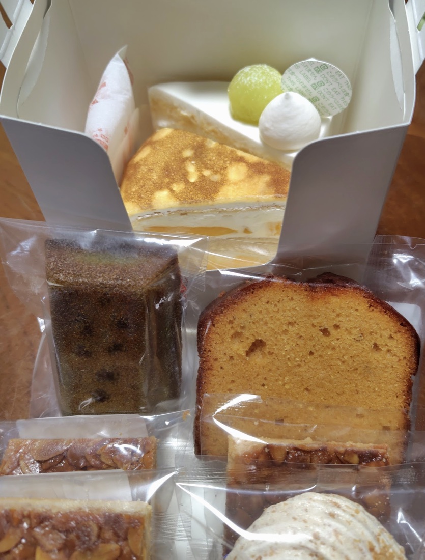 持ち帰りの焼き菓子やケーキの詰め合わせ