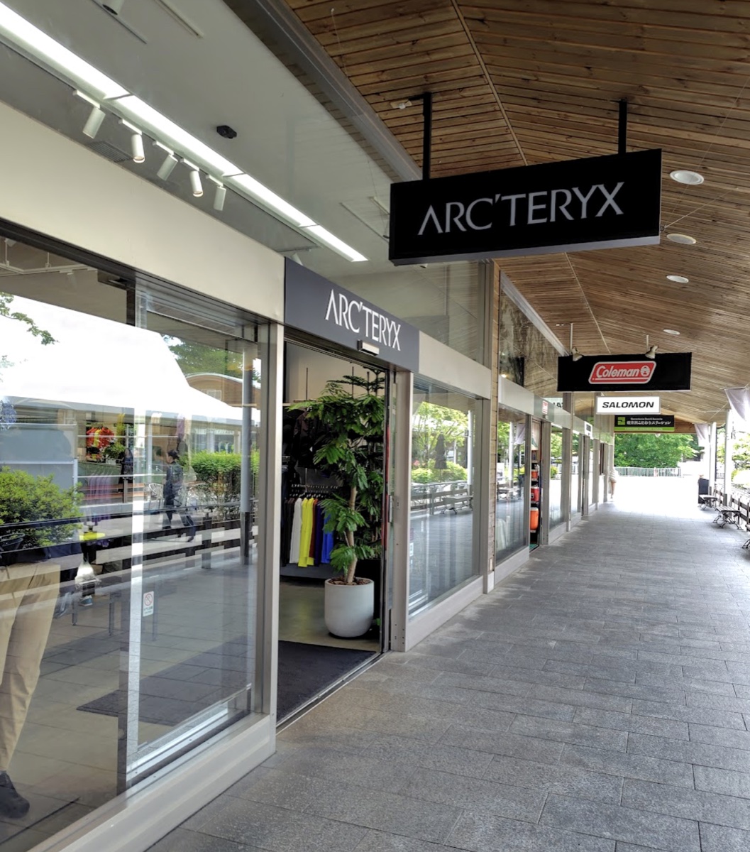 軽井沢アウトレットのアークテリクス（ARC'TERYX）の店舗外観