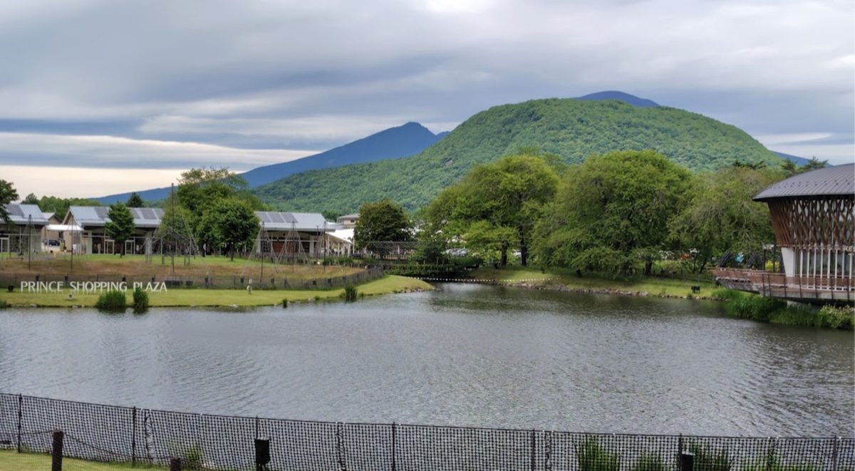 軽井沢プリンスショッピングプラザの池と、背後の浅間山
