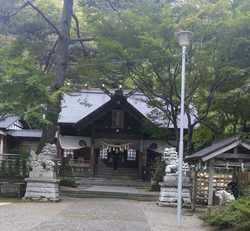 春日山神社の社殿
