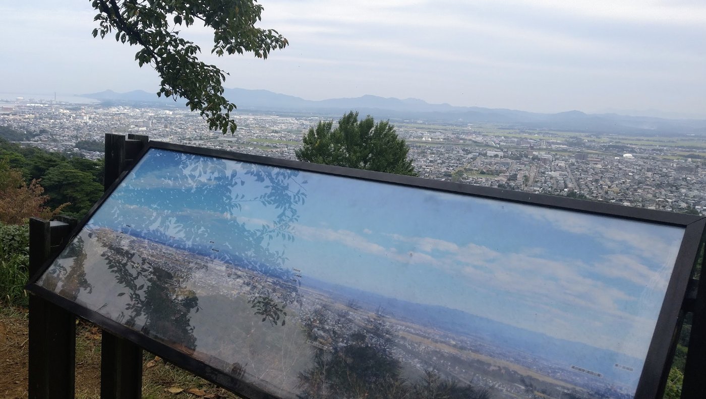 春日山城跡の山頂から見た上越の眺め