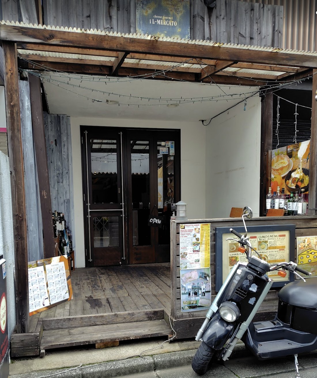 cheese gourmet iL-MERCATOの木の温もりのある入口