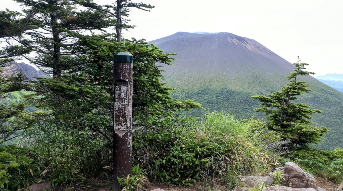 黒斑山の山頂標柱と、背後にそびえる浅間山