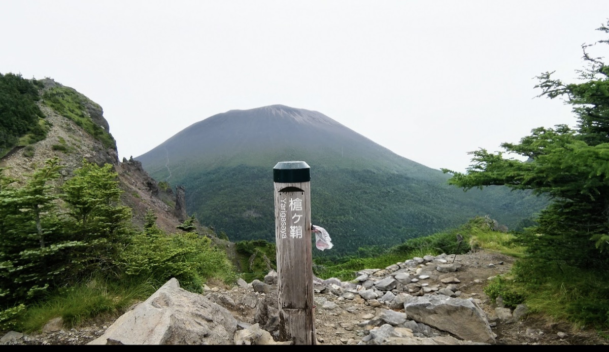 槍ヶ鞘の標柱と、その向こうにそびえる浅間山