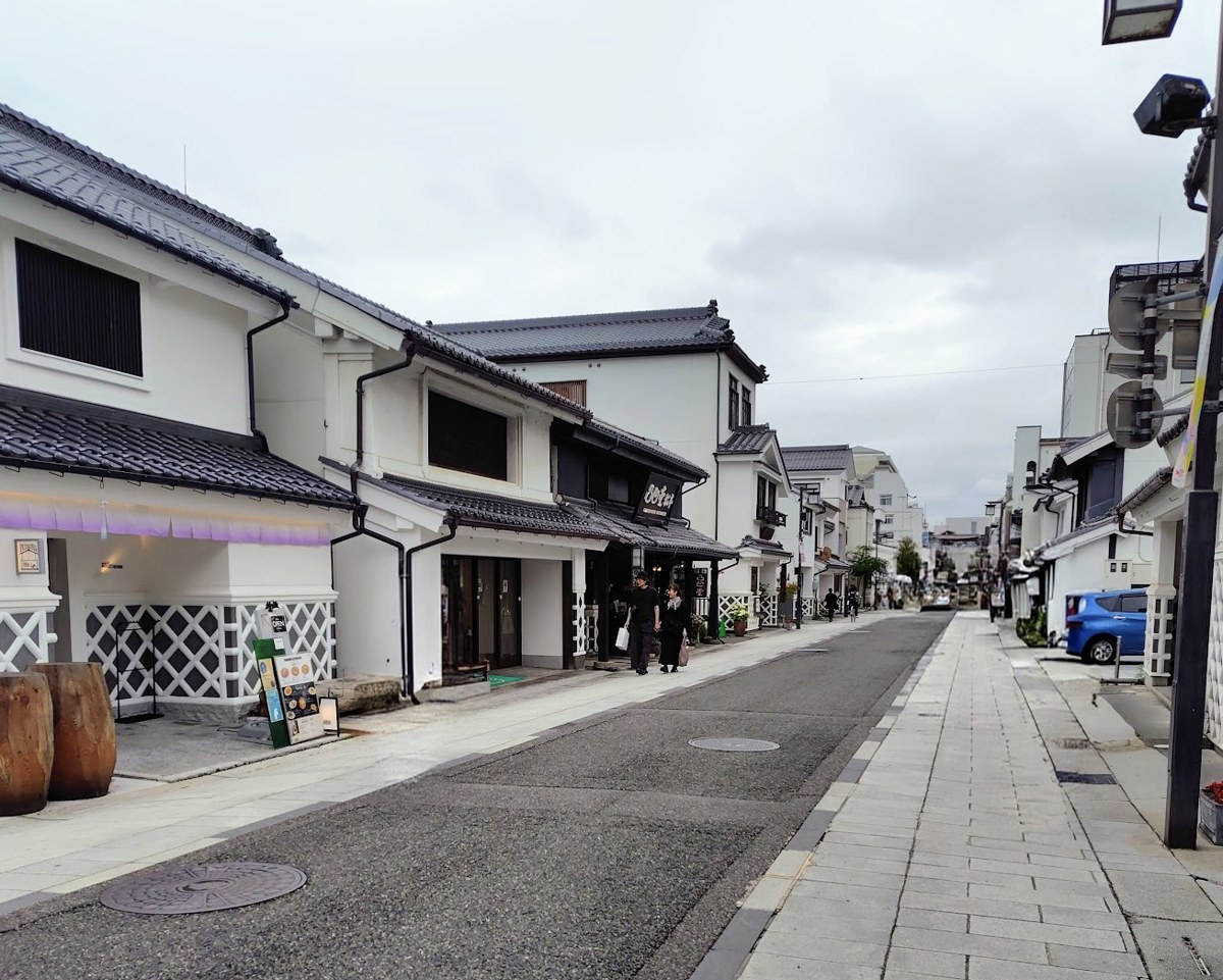 松本・中町通りの白壁の蔵が並ぶ街並み