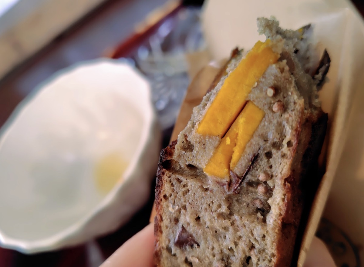 うす焼きの断面。かぼちゃの具が入っている