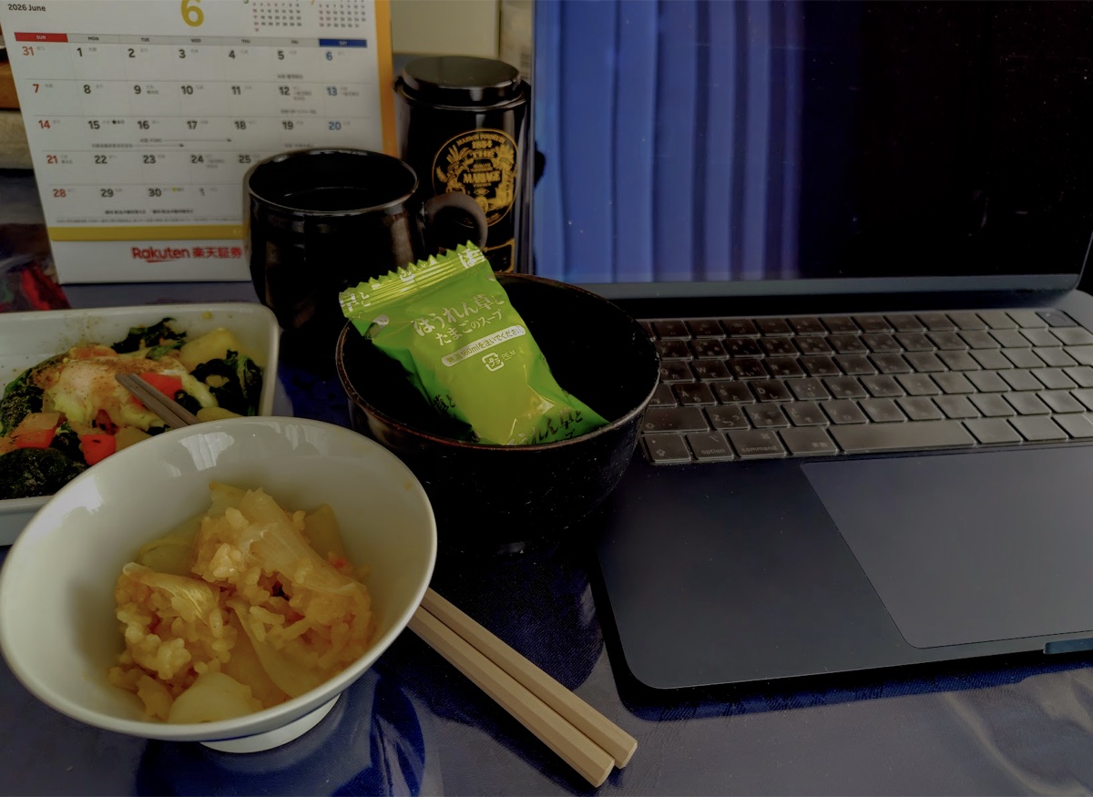 パソコンの横でひとり、インスタント味噌汁の簡単な食事