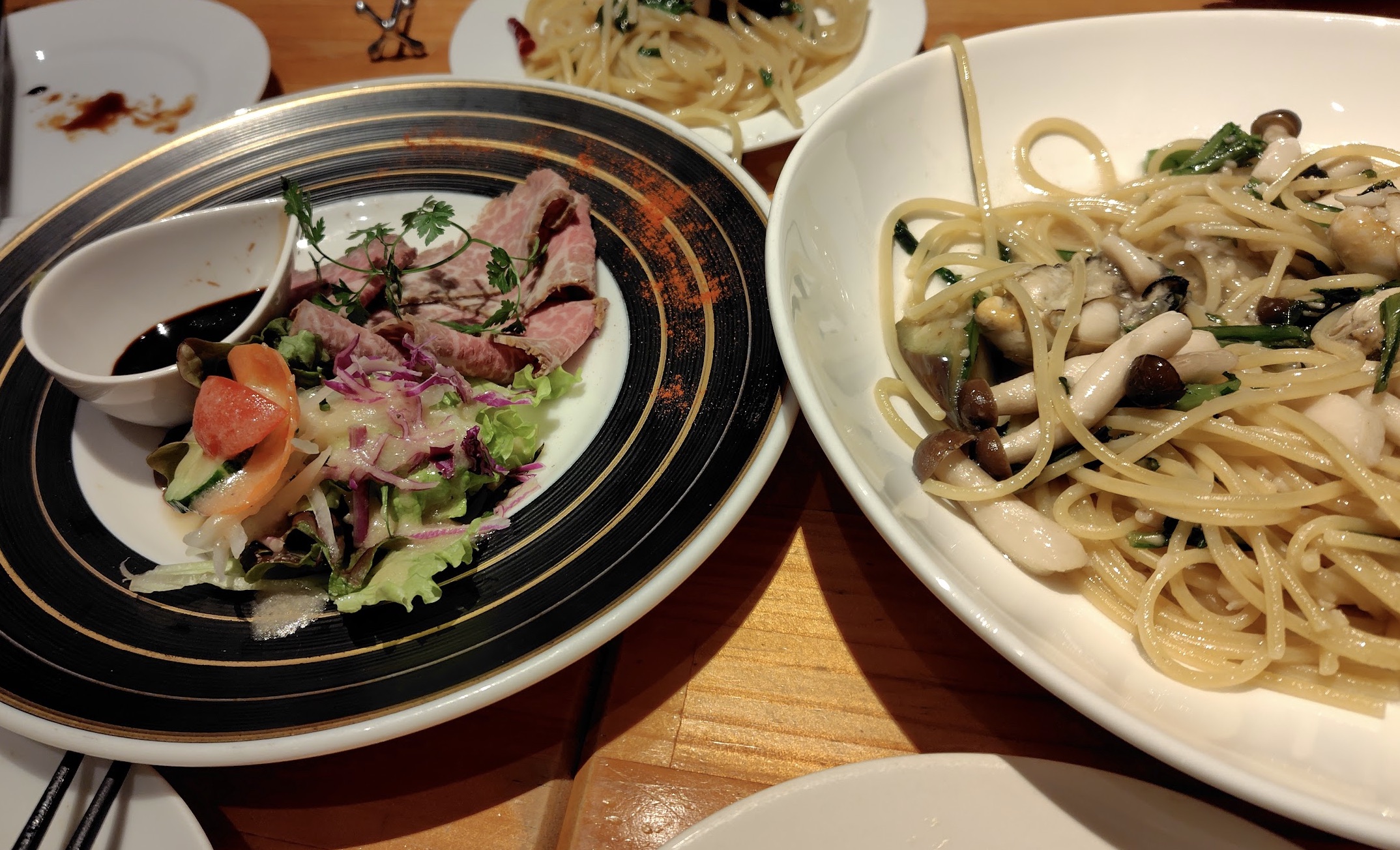 ローストビーフのサラダと、きのこのクリームパスタ