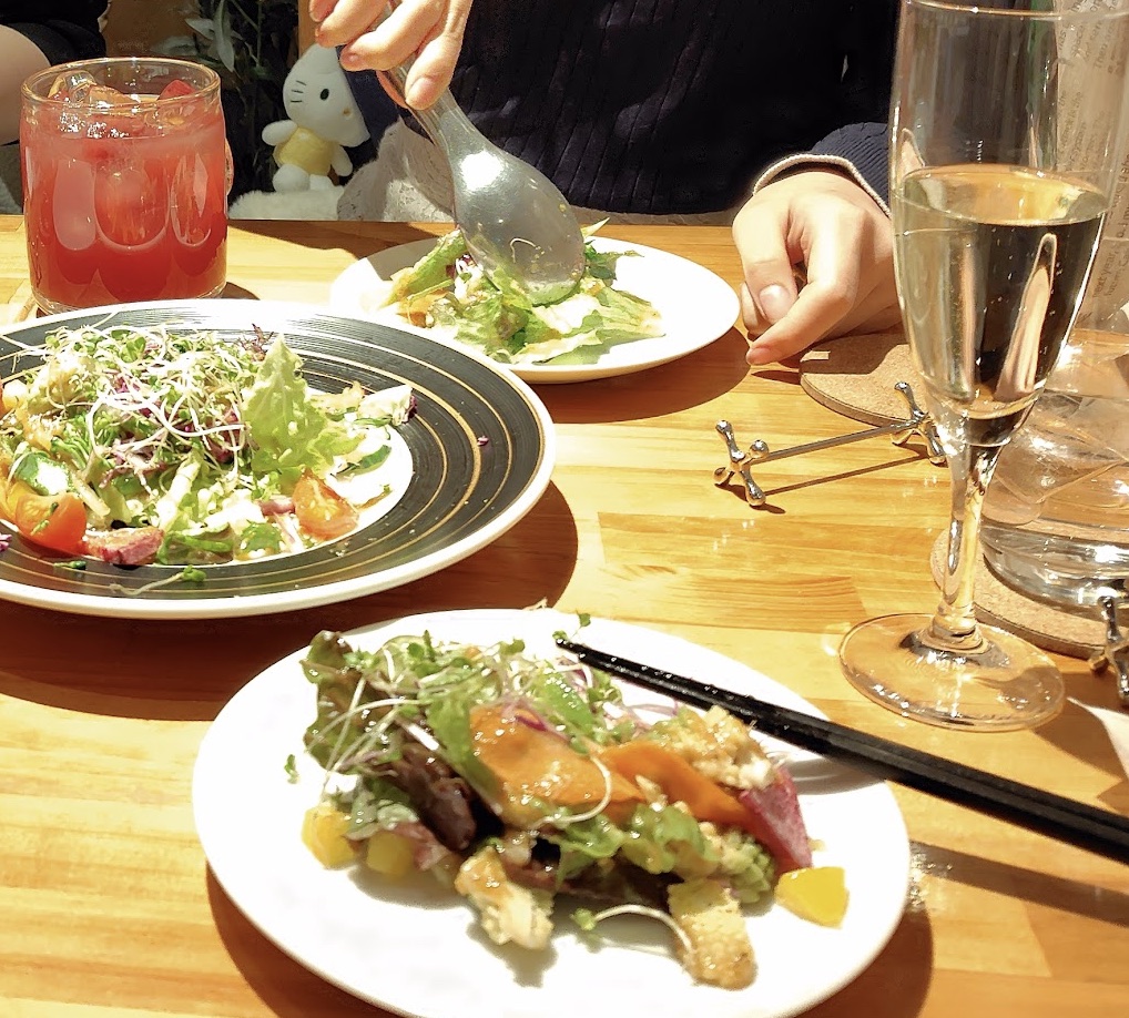 サラダとスパークリングで乾杯。娘との食事のはじまり
