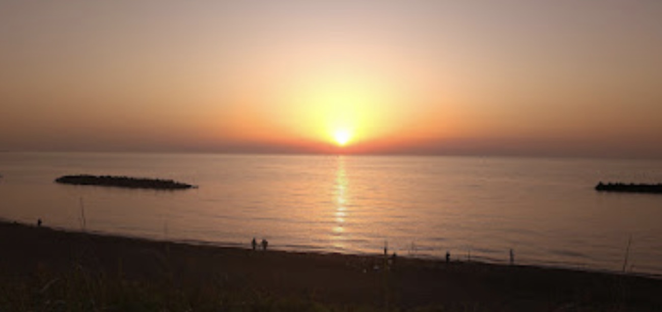 鵜の浜温泉の外から眺めた、日本海に沈む夕日