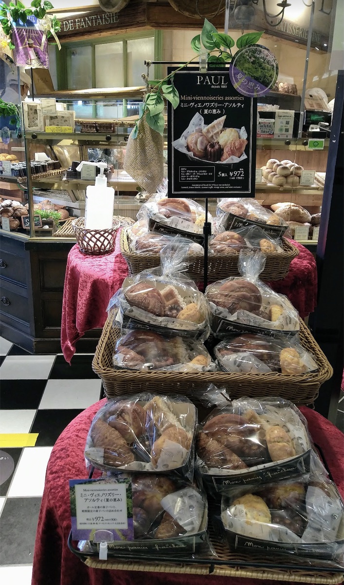PAULの店頭に並ぶパンの数々