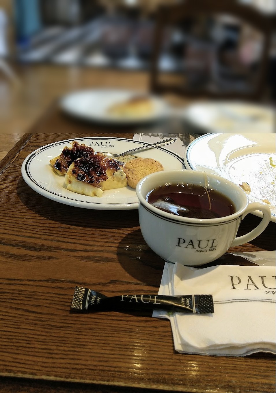 PAULのモーニングビュッフェのデザートと紅茶