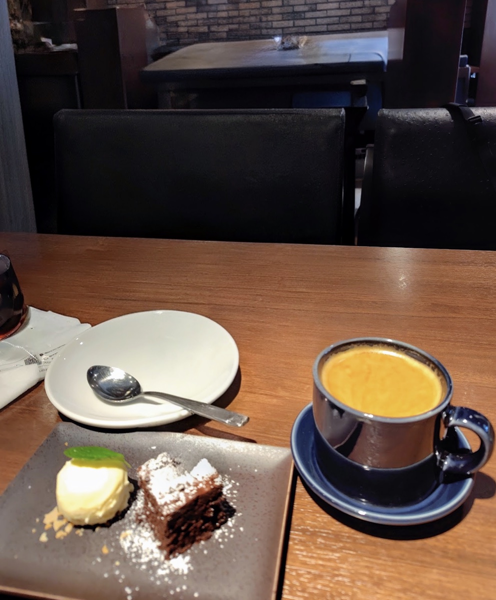 俺のイタリアンのデザート、チョコレートケーキとアイス、コーヒー