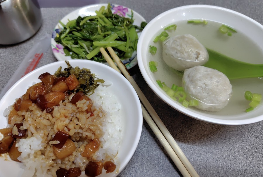 香満園の魯肉飯と貢丸スープ