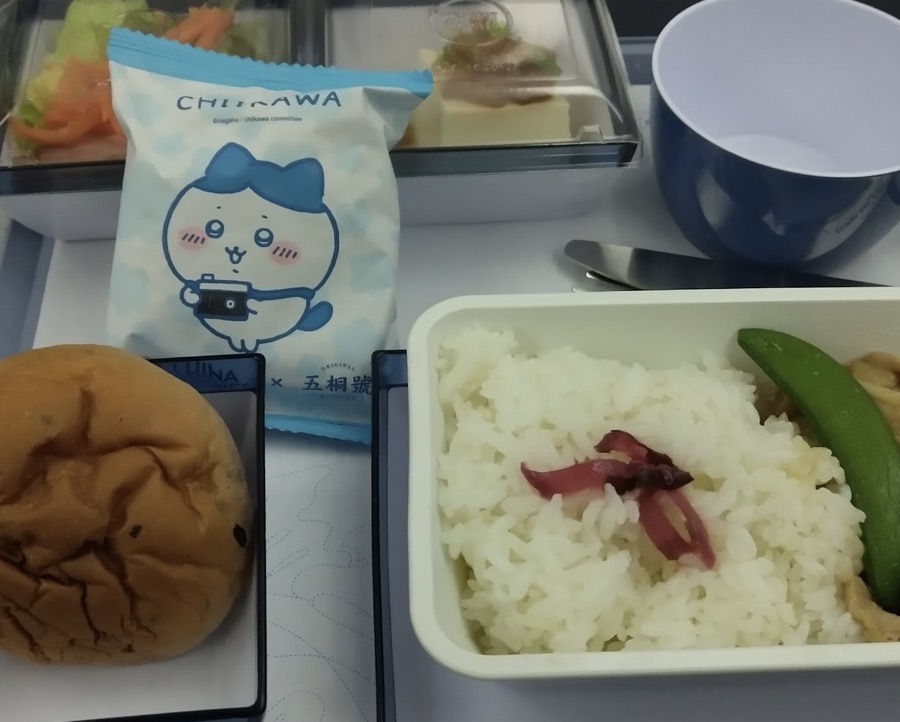 機内食とちいかわのお菓子