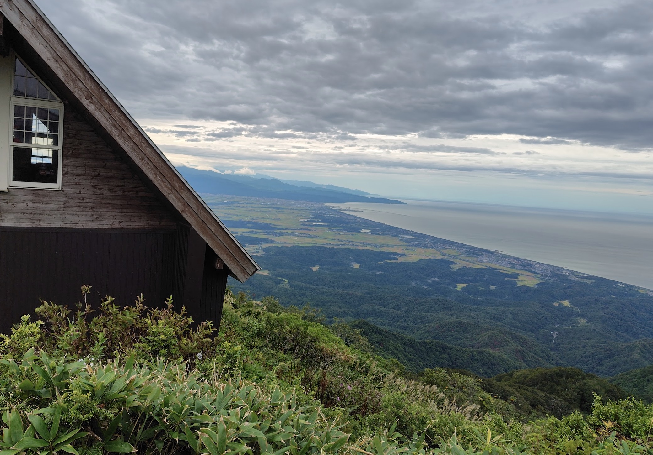 避難小屋から望む日本海と上越平野