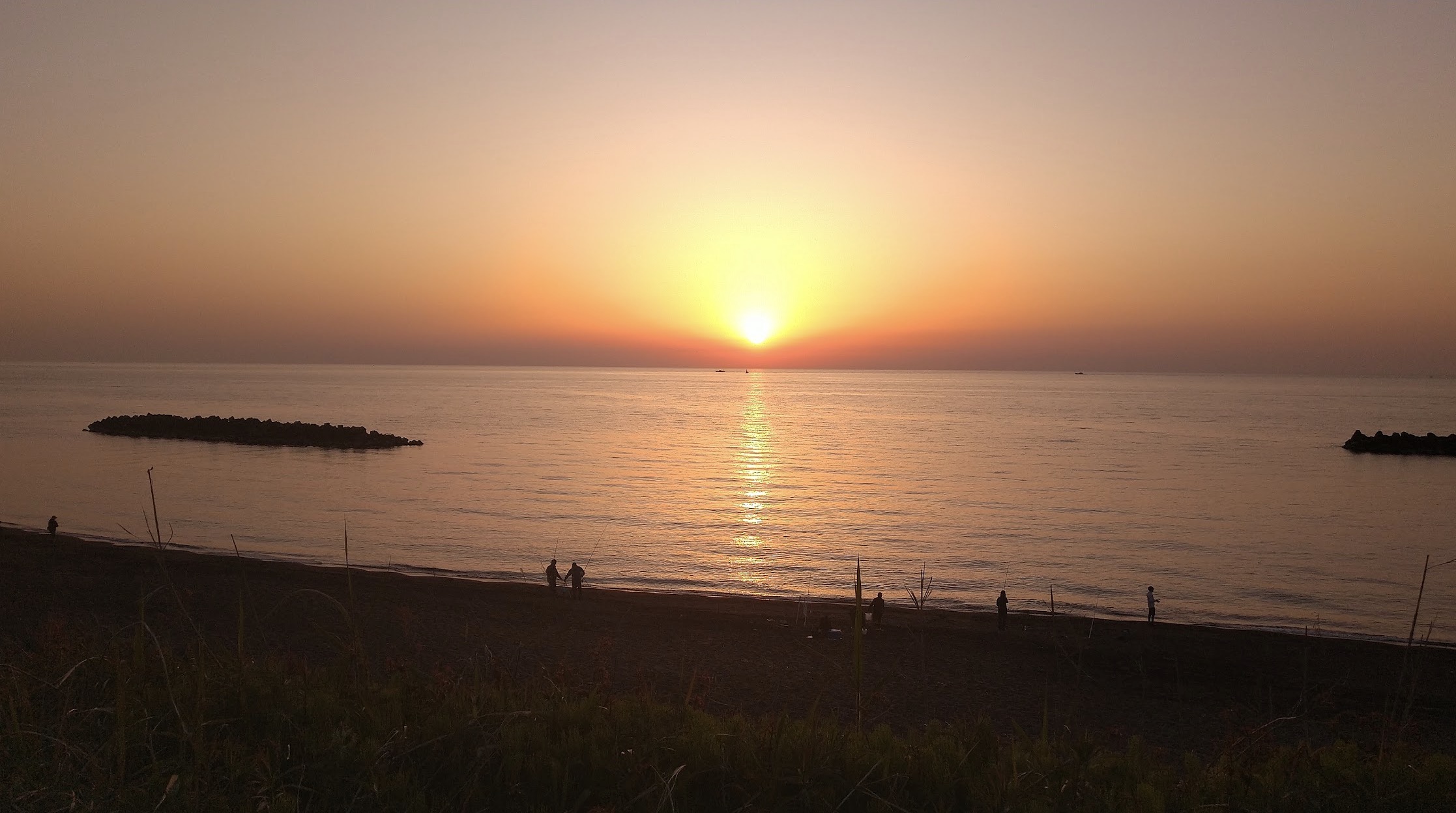 鵜の浜海岸に沈む夕日